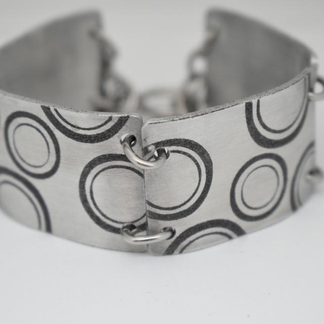 Retro Circles Etched Aluminum Metal Bracelet